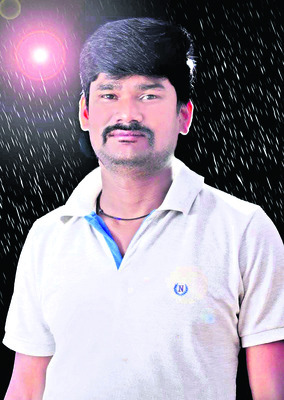 కళ్లలో కారం కొట్టి.. కత్తితో పొడిచి! 1