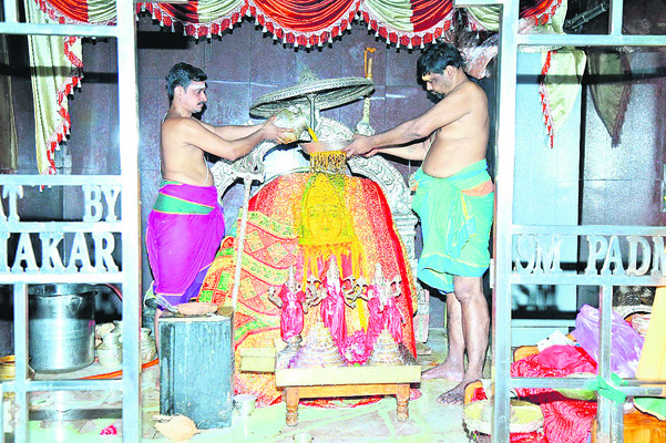 స్వర్ణ కవచధారణలో రామయ్య1