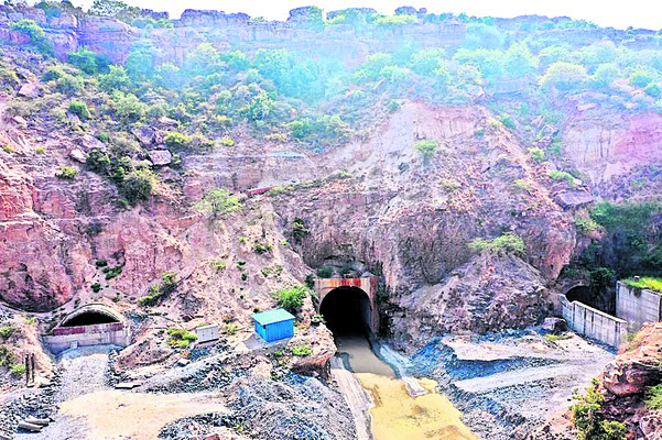 తడవని పొలాలు.. తొలగని రైతుల కష్టాలు1