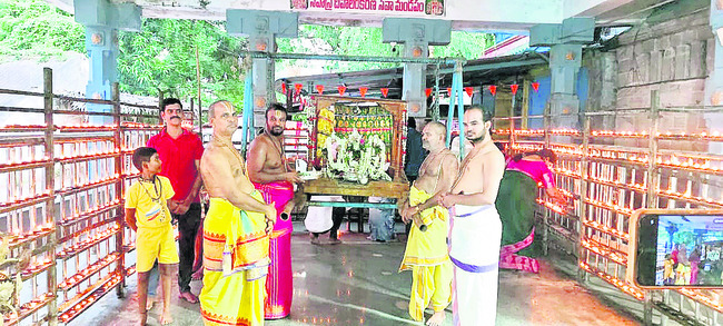 వైభవంగా సహస్ర దీపాలంకరణ1
