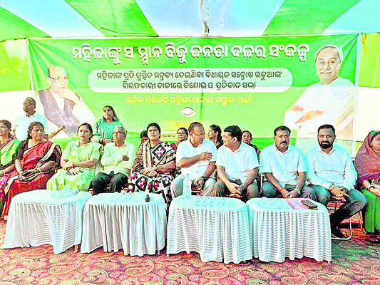 ఎమ్మెల్యే నియోజక వర్గంలో విపక్ష సభ్యుల ఆందోళన2