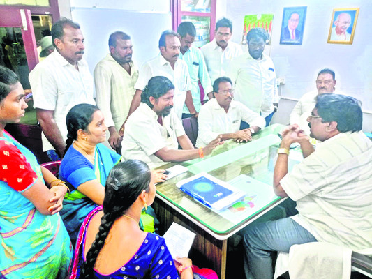 పాఠశాల విలీనంపై మిన్నంటిన నిరసన1