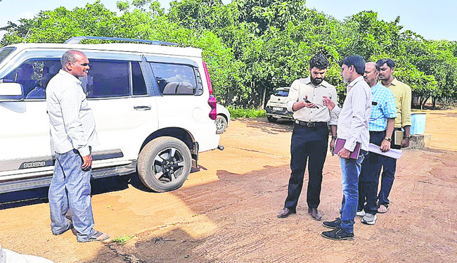 ఇసుక ట్రాక్టర్‌ పట్టివేత 1