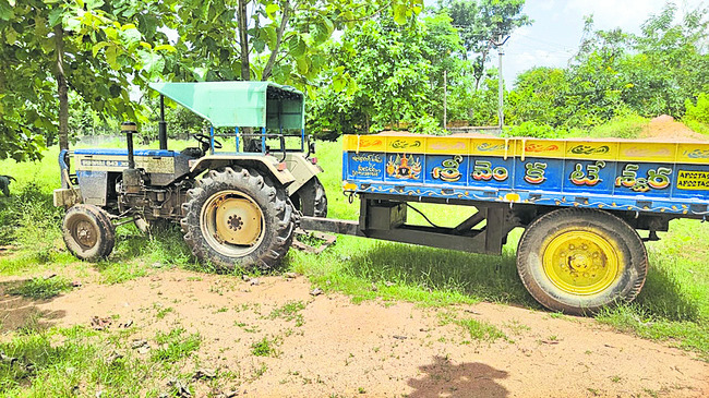 ఇసుక ట్రాక్టర్‌ పట్టివేత 2