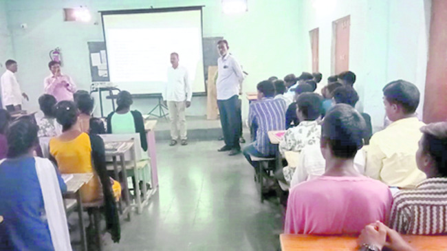 వేములవాడ కోర్టులో అన్నదానం
3