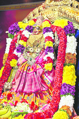 దుర్గమ్మ సన్నిధిలో కొనసాగుతున్న రద్దీ
1