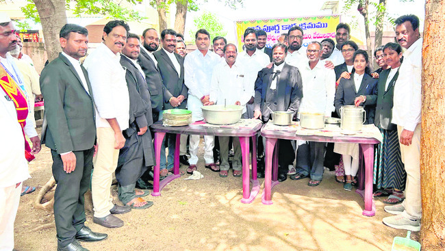వేములవాడ కోర్టులో అన్నదానం
2
