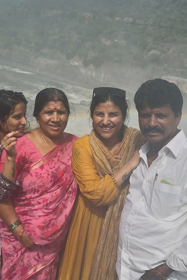 Singer Mangli Visited srisailam temple With Family Photos2