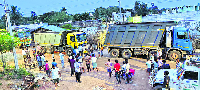 ముఖలింగేశ్వరుని సన్నిధిలో తమిళనాడు ప్రిన్సిపల్ సెక్రటర2