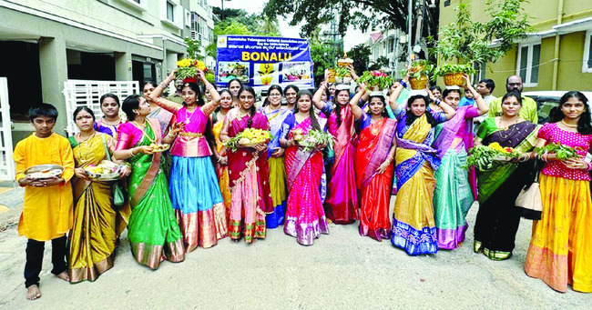 కారుపై కూలిన చెట్టు 1