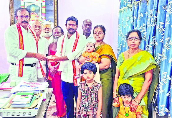 సుబ్రహ్మణ్యేశ్వరస్వామికి వెండి బిస్కెట్ల సమర్పణ
1