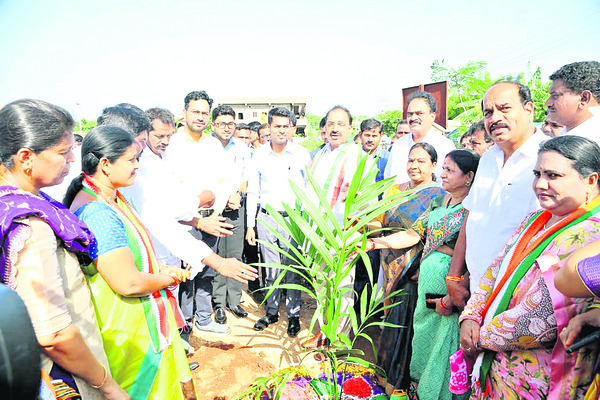 ఆదాయం వచ్చే పంటలపై దృష్టి పెట్టాలి1