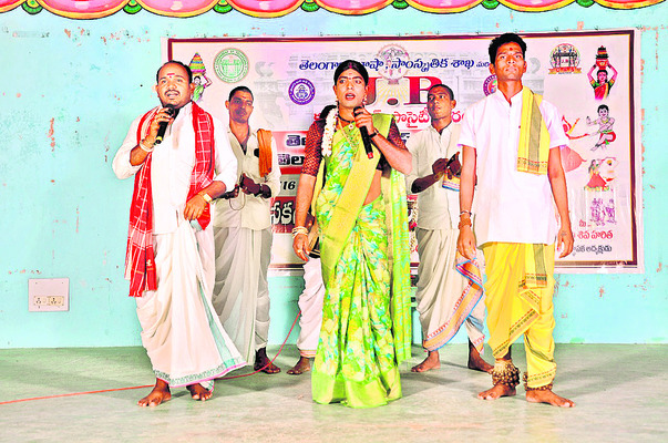 కళారంగంపై ఆసక్తి పెంచుకోవాలి1