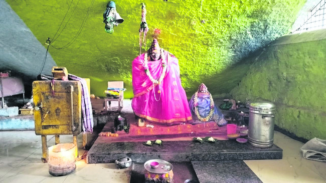 గుట్టపై వెలిసిన మైసమ్మ... 1