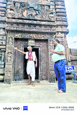 ముఖలింగేశ్వరుని సన్నిధిలో తమిళనాడు ప్రిన్సిపల్ సెక్రటర3