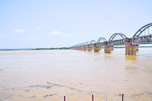 గోదావరి పరవళ్లు1