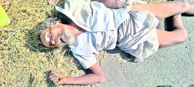సుబ్రహ్మణ్యేశ్వరస్వామికి వెండి బిస్కెట్ల సమర్పణ
2