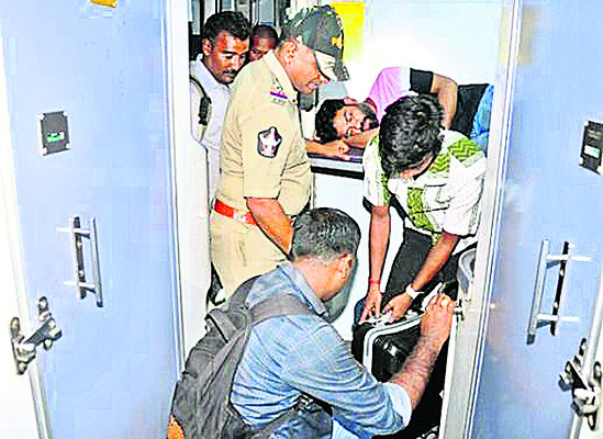 గుండాం సమీపంలో ఏనుగులు 2