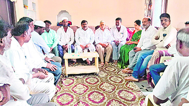 కర సేవకుని అంత్యక్రియల్లో ఎంపీ కొండా
2