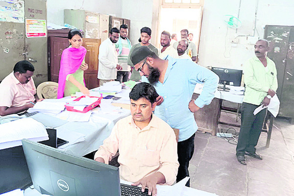 ● నేటినుంచి పంపిణీ ప్రక్రియ షురూ ● ఏడేళ్ల నిరీక్షణకు ఎట1
