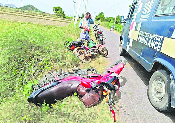 రెండు బైక్లు ఢీ.. ఇరువురికి గాయాలు 1