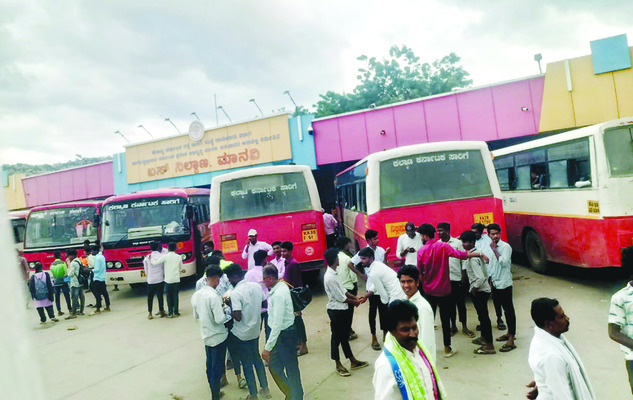 ఇరుకు బస్టాండుతో ప్రయాణికుల పాట్లు 1