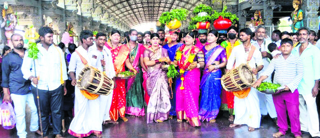 పెద్దింట్లమ్మకు బోనాలుసమర్పించిన హిజ్రాలు
1