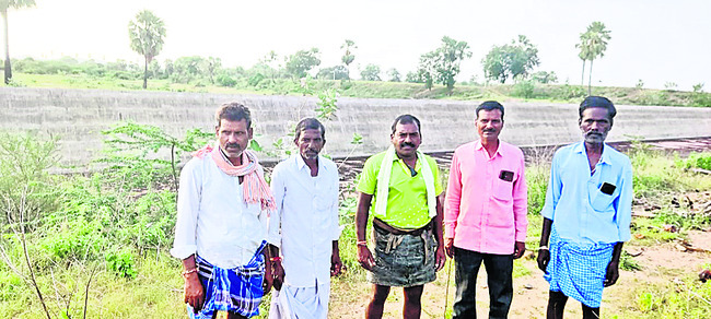 చెక్డ్యాంలలో నీళ్లు నింపాలని నిరసన
2