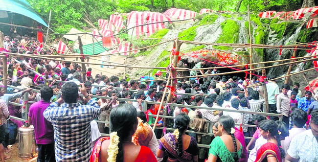 పెద్దింట్లమ్మకు బోనాలుసమర్పించిన హిజ్రాలు
2