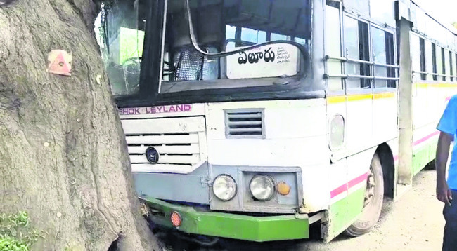 చెట్టును ఢీకొట్టిన ఆర్టీసీ బస్సు 1