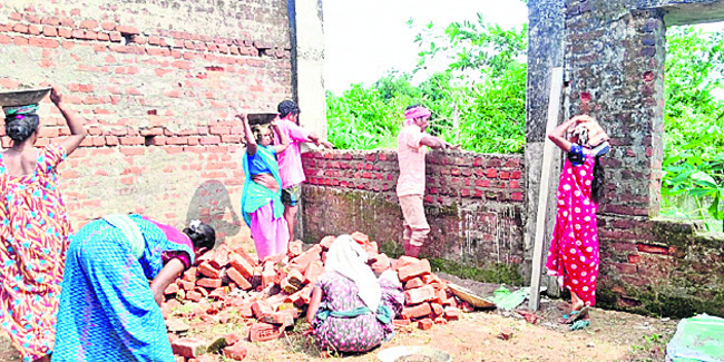 పాఠశాల బాగుకు ఒక్కటయ్యారు... 1