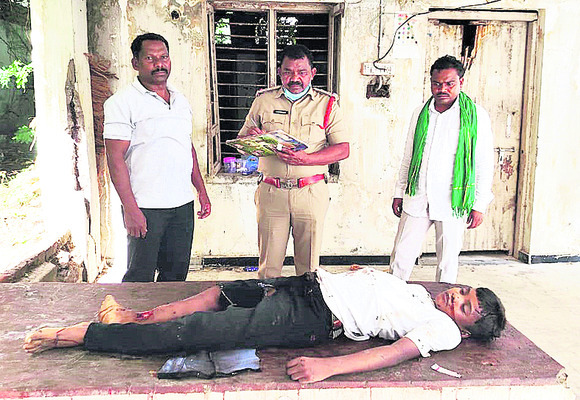 రోడ్డు ప్రమాదం.. కుటుంబం చిన్నాభిన్నం1