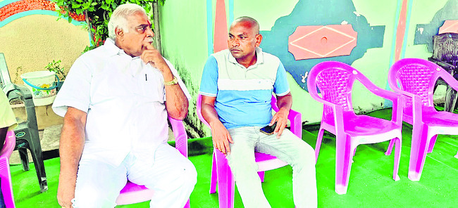రేగాను పరామర్శించిన కోనేరు కోనప్ప 1