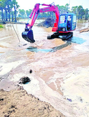 తీరంలో యథేచ్ఛగా తవ్వకాలు1