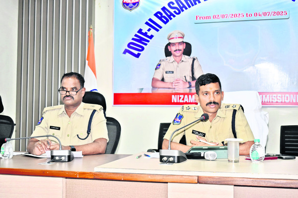 పరిసరాలను పరిశుభ్రంగా  ఉంచుకోవాలి 
2
