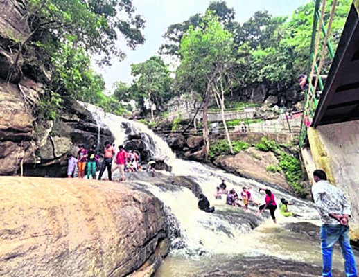 పర్యాటకుల జోష్1