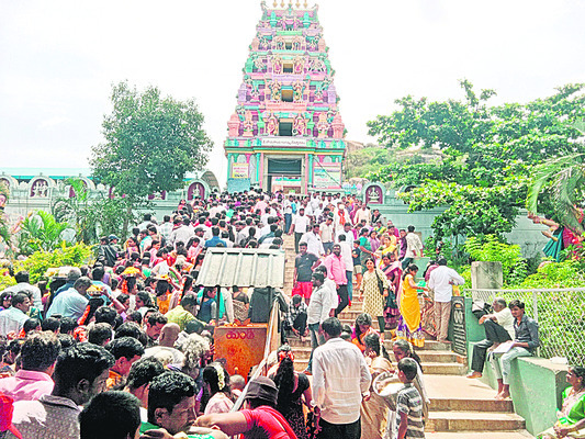 కొండంత జనం1