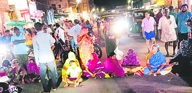 విద్యుత్‌ కోతలపై మహిళల కన్నెర్ర 1