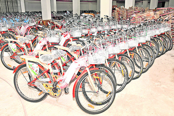 టెన్త్‌ విద్యార్థులకు  రేపు సైకిళ్ల పంపిణీ
2