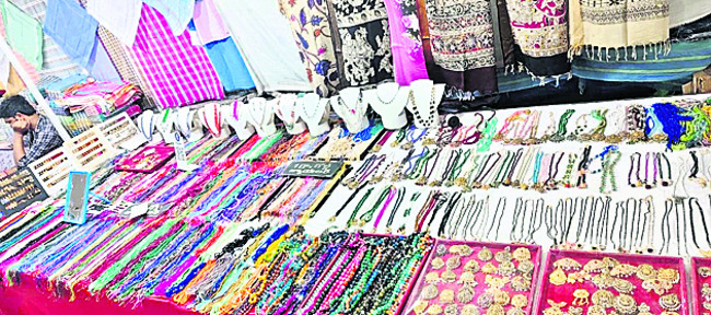 హ స్తకళల ఉత్పత్తులకు విశేషస్పందన1