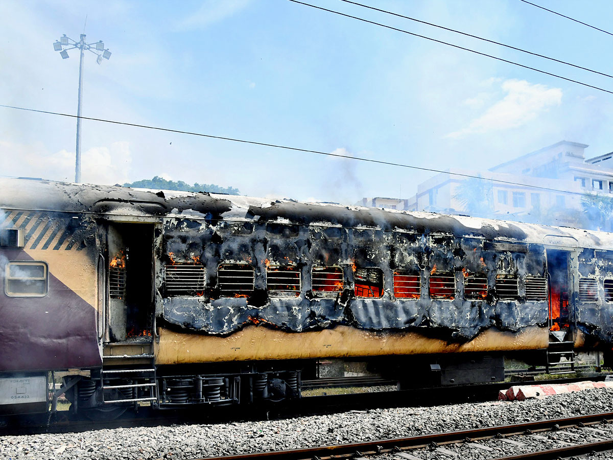 Fire breaks out in coaches of express Trains Near Tirupati Photos1