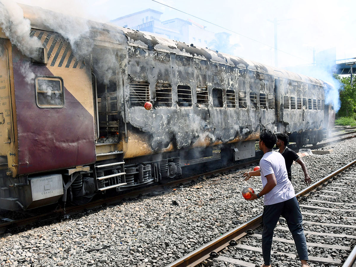 Fire breaks out in coaches of express Trains Near Tirupati Photos10