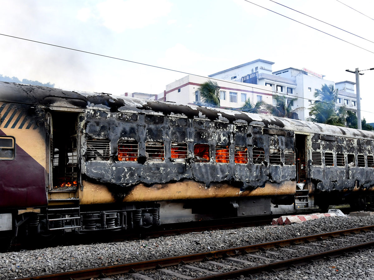 Fire breaks out in coaches of express Trains Near Tirupati Photos3