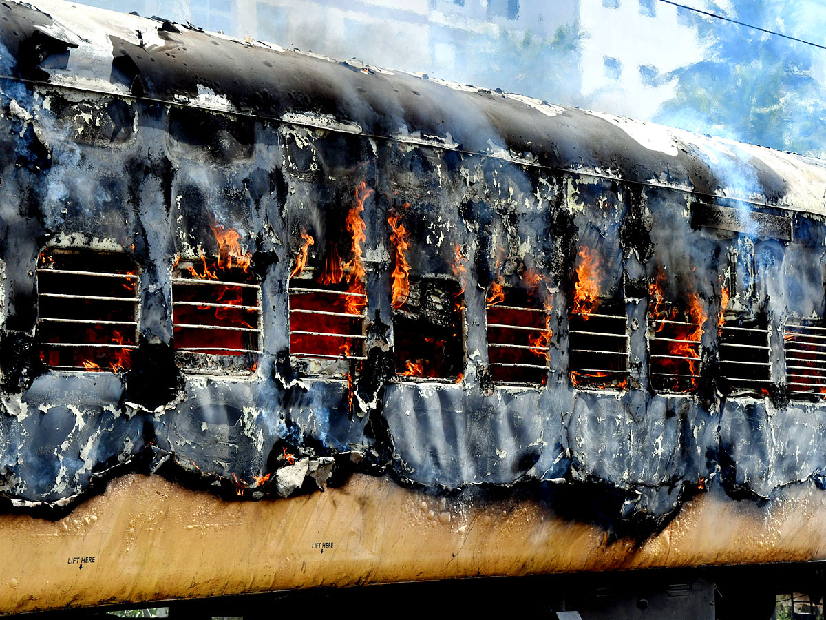 Fire breaks out in coaches of express Trains Near Tirupati Photos4