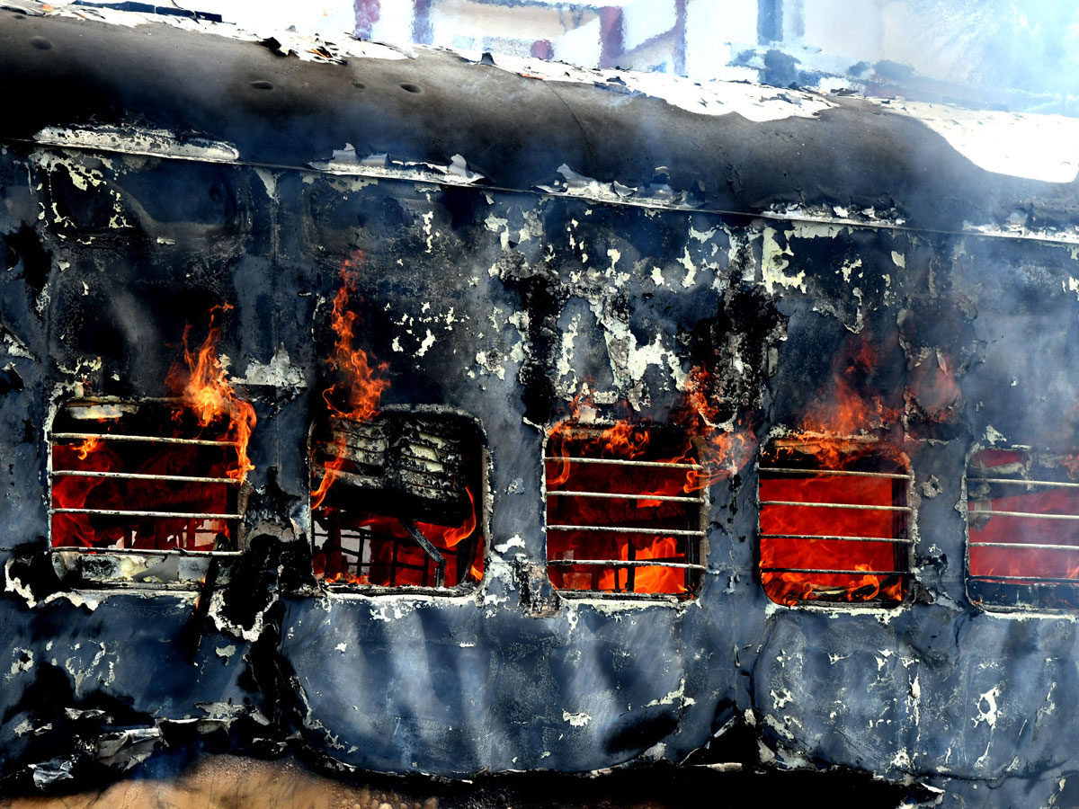 Fire breaks out in coaches of express Trains Near Tirupati Photos6