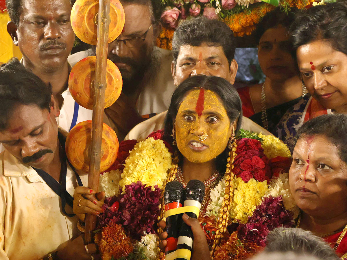 సికింద్రాబాద్‌ ఉజ్జయిని మహాకాళి అమ్మవారి రంగం ఊరేగింపు (ఫొటోలు ...