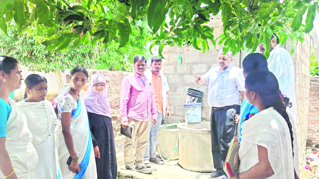 పరిసరాలను పరిశుభ్రంగా  ఉంచుకోవాలి 
1