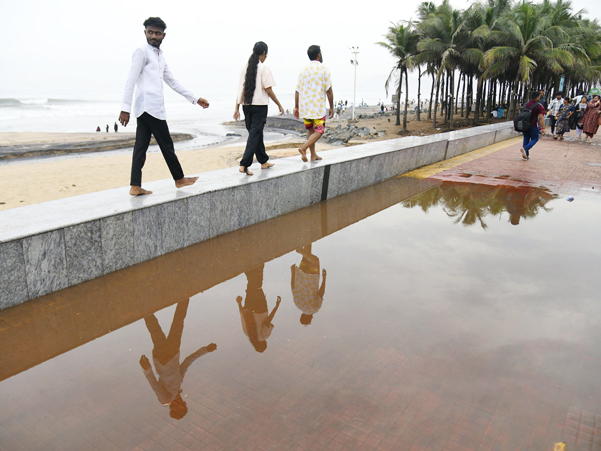 visakhapatnam rk beach photos goes viral13