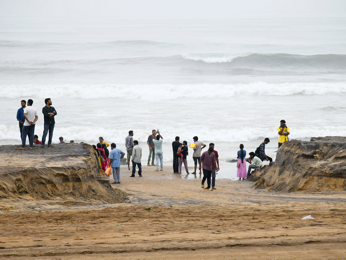 visakhapatnam rk beach photos goes viral2