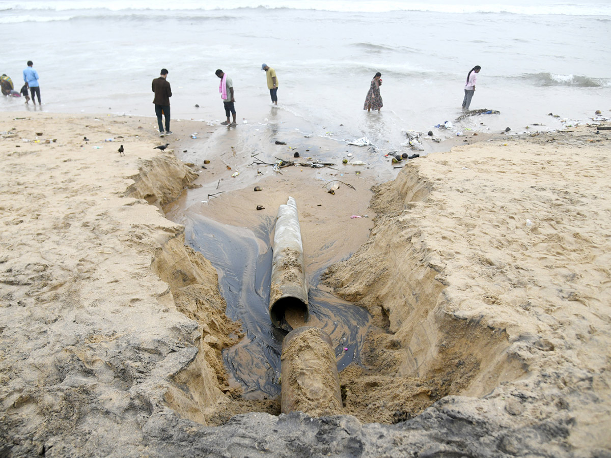 visakhapatnam rk beach photos goes viral4